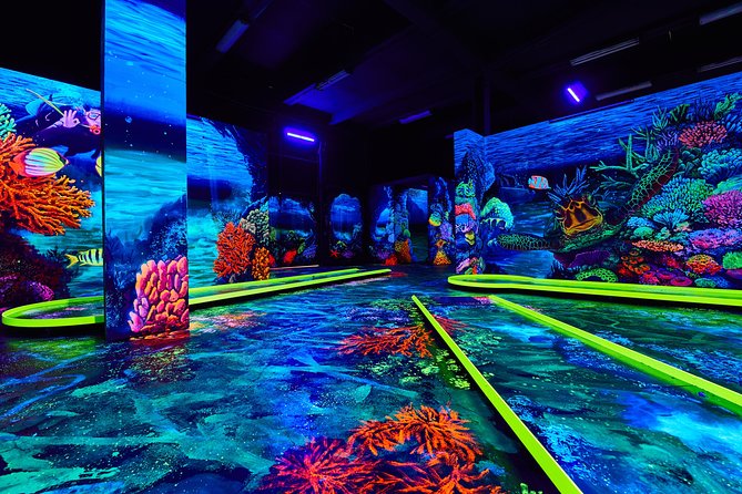 Neonis - 3D Blacklight Minigolf - UV lights and Chromdepth glasses: the whole trick in one setup