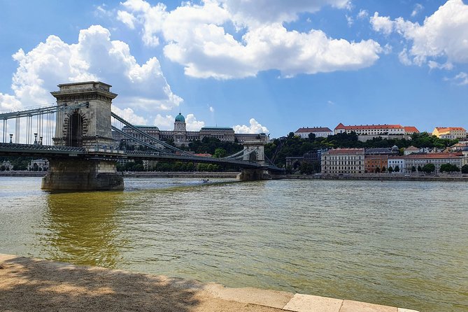 Private city tour by van - Central Market Hall in 30 minutes: a useful, no-ticket orientation