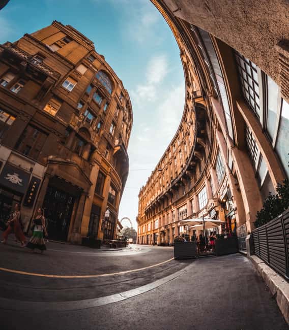 Street photography with your smartphone, tour of Budapest - Starting at Fővám tér 5: where the tour begins and why it matters