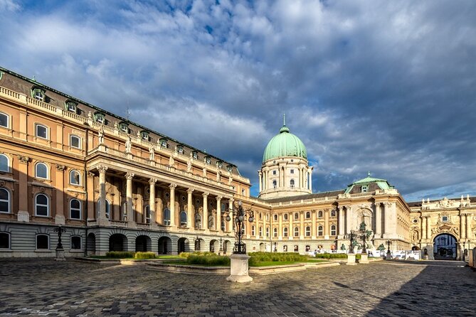 Walking tour in the Buda Castle incl. Fisherman's Bastion - Karmelita Kolostor and the Hungarian White House Angle
